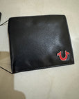 True Religion Norris Bi-Fold Wallet – Negro Rojo