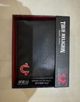 True Religion Norris Bi-Fold Wallet – Negro Rojo