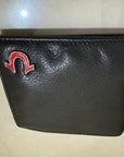 True Religion Norris Bi-Fold Wallet – Negro Rojo